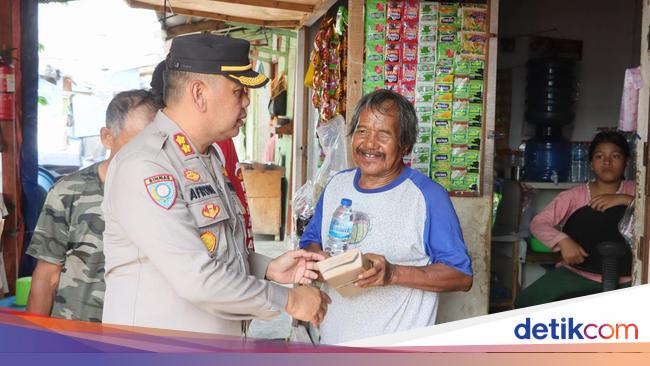 Polres Jakut Bagi-bagi Makan Gratis ke Warga di Pinggir Rel KA