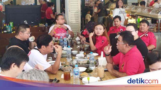 Rano Karno Sarapan Bareng Warga Pasar Muara Karang Jakut