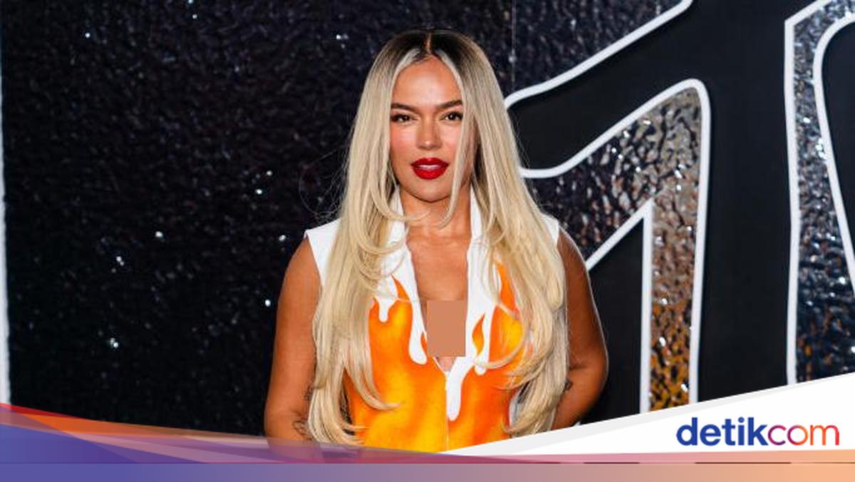 Karol G Stuns at Coachella 2026, Takes a Big Risk to Outshine Her Honor