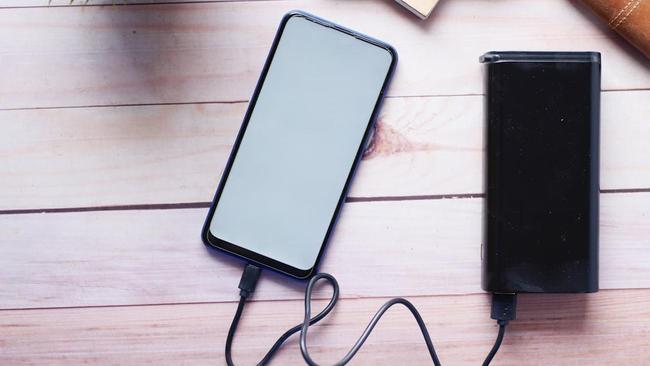 Wisatawan menggunakan power bank saat berlayar