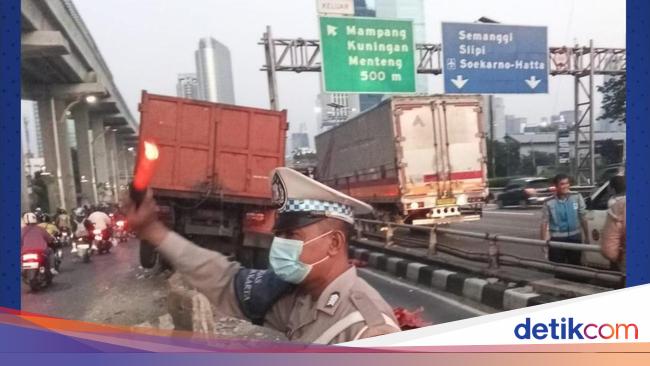 Truk Tabrak Separator Busway di Gatsu Sudah Dievakuasi, Lalin Masih Macet