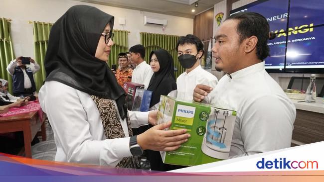 Bupati Banyuwangi Ipuk Berikan Bantuan Alat Usaha untuk Lulusan SMK