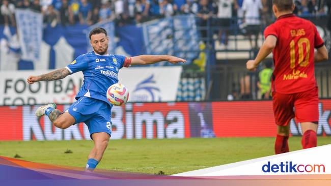 Persib Vs Persija Berakhir Ricuh, Penonton Masuk Lapangan