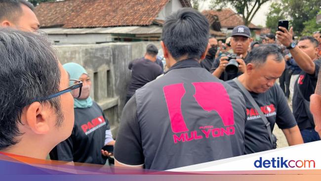 Rompi 'Putra Mulyono' Dipakai Kaesang Saat Blusukan