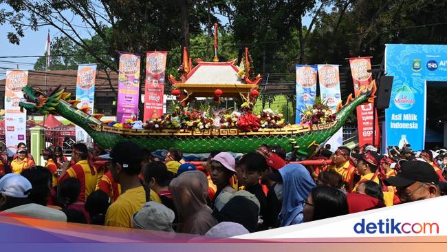 100 Ribu Lebih Warga Antusias Saksikan Kirab Budaya Gotong Toapekong