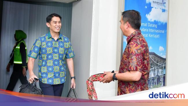 Bey Machmudin Sambut Kedatangan Perdana Scoot Airlines di Bandara Kertajati