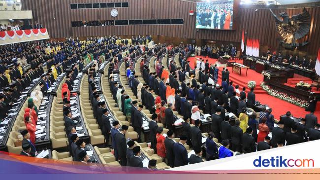 Saat Komeng hingga 'Ultraman' Curi Perhatian di Pelantikan Anggota Dewan