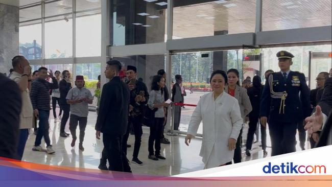 Pakai Kebaya Putih, Puan Maharani Tiba di Gedung DPR Jelang Pelantikan