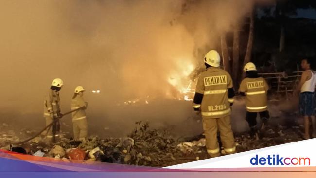 Kebakaran di Pinggir Rel KA Priok Berawal dari Sampah yang Terbakar