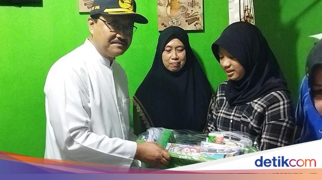 Mensos Sambangi Penerima Bantuan Yatim Piatu-Lansia di Ciracas