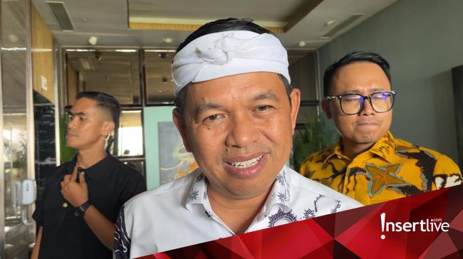 Romantis Payungi Wanita, Dedi Mulyadi Punya Pacar Baru?