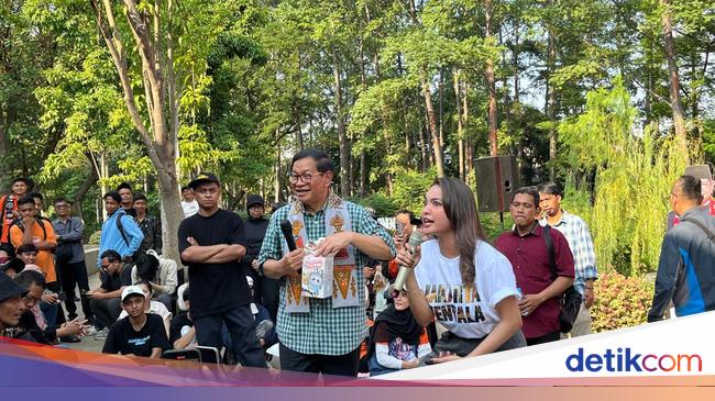 Pramono Anung Diberi Boneka Labubu saat Kampanye di Tebet Eco Park