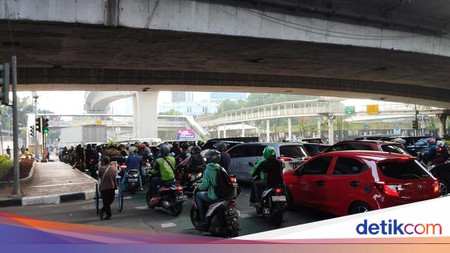 Jl Gatot Subroto ke Semanggi Ditutup Imbas JRF 2024, Lalin Arah Kuningan Macet