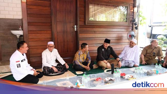 Sowan ke Habib Assegaf, AHY Serahkan Sertipikat Yayasan Sunniyah Salafiyah