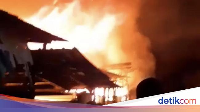 Pasar Cisalak Depok Kebakaran, Api Berkobar