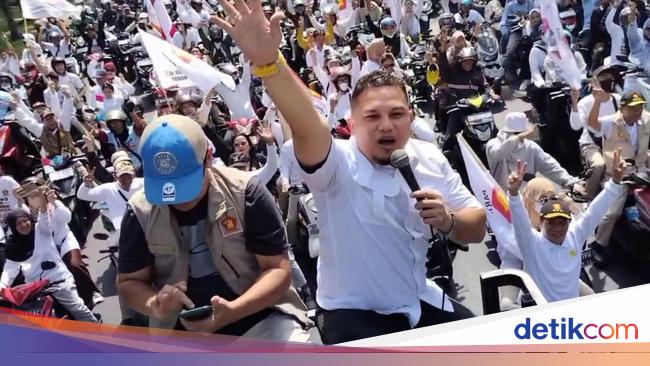 Momen Kader Gerindra Jaktim Sambut Iring-iringan Presiden Prabowo