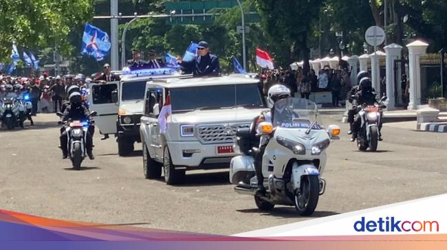 Presiden Prabowo Sapa Warga di Depan Istana Negara, Jakarta