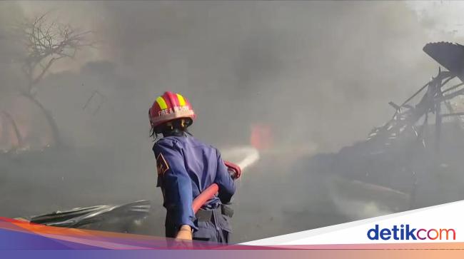 Cerita Srikandi Damkar Dilempar Batu Saat Padamkan Kebakaran di Tajur Bogor
