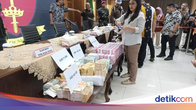 Kejagung Pamer Tumpukan Uang Barang Bukti Suap Vonis Bebas Ronald Tannur