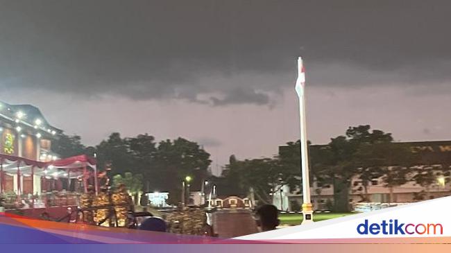 Momen Prabowo-Para Menko Cek Pasukan Parade Senja Akmil di Tengah Hujan