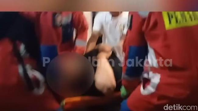 Damkar Evakuasi Pria Bobot 250 Kg di Matraman Jaktim dari RS ke Rumah