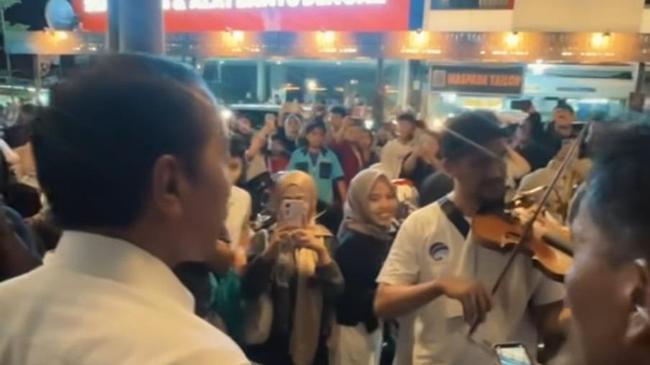 Jokowi Malam Mingguan di Solo, Nikmati Penampilan Biola Musisi Jalanan