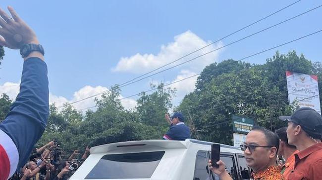 Tinggalkan Akmil Magelang, Prabowo Sapa Warga dari MV3 Garuda Limousine