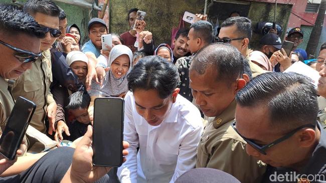 Gibran Blusukan di Pasar Usai Retret Kabinet di Akmil Magelang