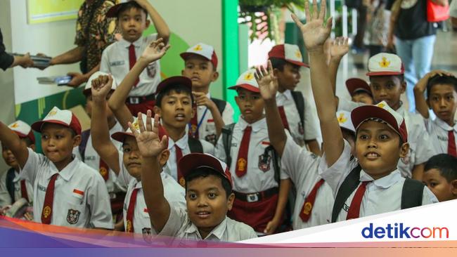 antusias-anak-anak-sd-ikut-pameran-bulan-bahasa-dan-sastra-5_169