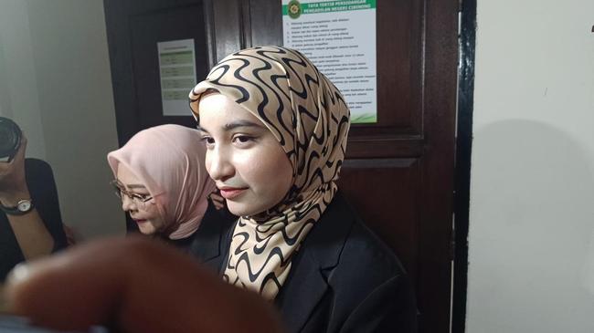 Cut Intan Hadiri Sidang Perdana Kasus KDRT Armor Toreador