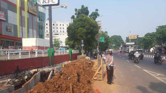 Hati-hati, Ada Proyek Galian di Jl Raya Pondok Gede Jaktim Arah Bekasi