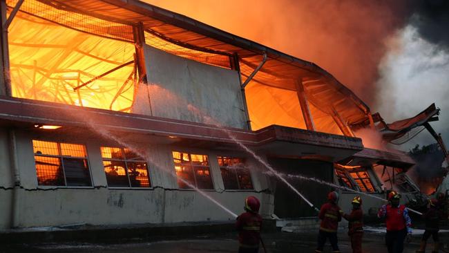 Hampir 7 Jam, Damkar Masih Padamkan Kebakaran Pabrik Kimia di Tangerang