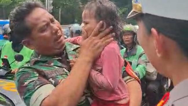 Tangis Haru Anggota TNI-Polri Usai Selamatkan Bocah yang Disandera di Pospol