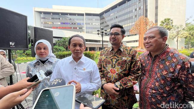 Prabowo Minta Menteri Pakai Mobil Maung, Raja Juli: Dengan Senang Hati