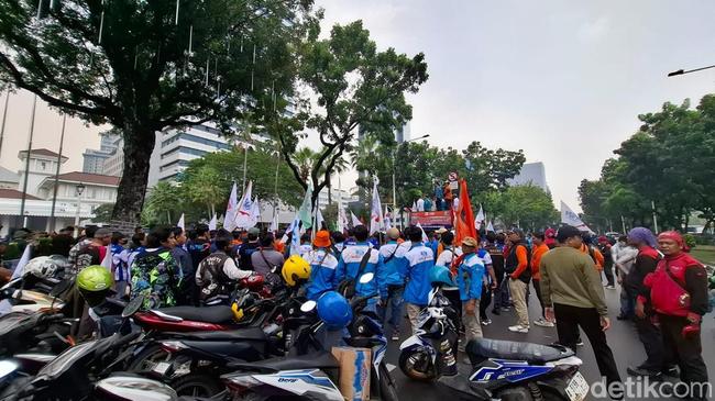 Buruh Demo Tuntut UMP Naik-Hapus Omnibus Law, Lalin Depan Balkot DKI Macet