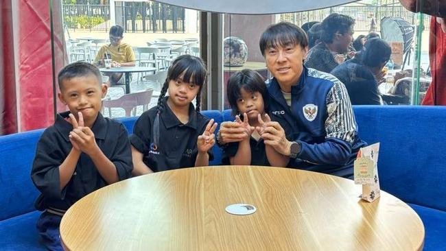 Coach Shin Tae Yong Berbagi Kebahagiaan Bersama Anak-Anak Down Syndrome