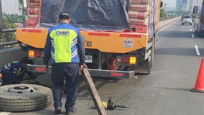 Truk Gangguan di Tol Wiyoto Wiyono, Lalin Cawang-Rawamangun Macet