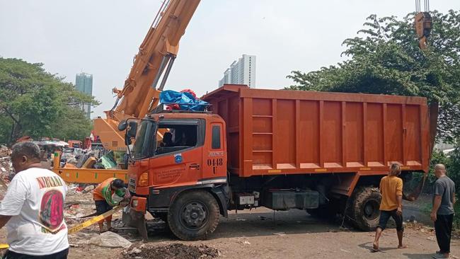 Truk Sampah Terperosok ke Kali Sunter, DLH Dalami Dugaan Kelalaian Sopir