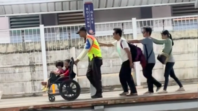 Bikin Anker Terharu, Viral Pamdal KRL Dorong Kursi Roda-Tuntun 3 Tunanetra