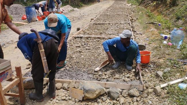 Rusak Puluhan Tahun, Warga Cimanggu Pandeglang Swadaya Perbaiki Jalan