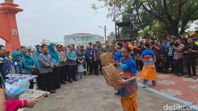 Pj Gubernur Jakarta Teguh Tinjau Uji Coba Makan Bergizi Gratis di Pulau Seribu