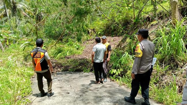 Hujan Deras Picu Tanah Longsor di Jembrana, Akses Jalan Warga Terputus