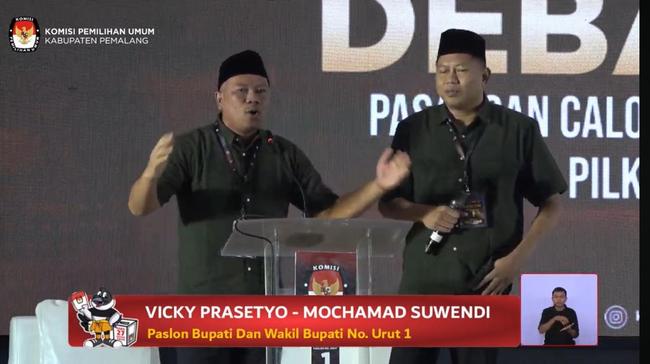 Debat Pilbup Pemalang, Vicky Prasetyo Bernyanyi saat Paparan Visi Misi