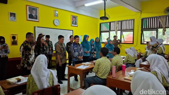 Teguh Tinjau Makan Bergizi di SMAN 69 Kepulauan Seribu, Menu Nasi Goreng