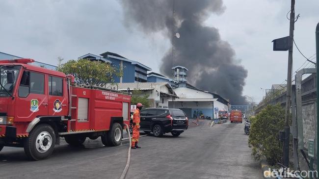 Asap Hitam Masih Membubung Tinggi di Area Kebakaran Pabrik Bekasi