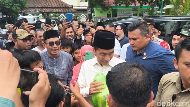 Jokowi Diberi Rengginang-Sambal Teri Usai Jumatan di Masjid Al Wustho Solo