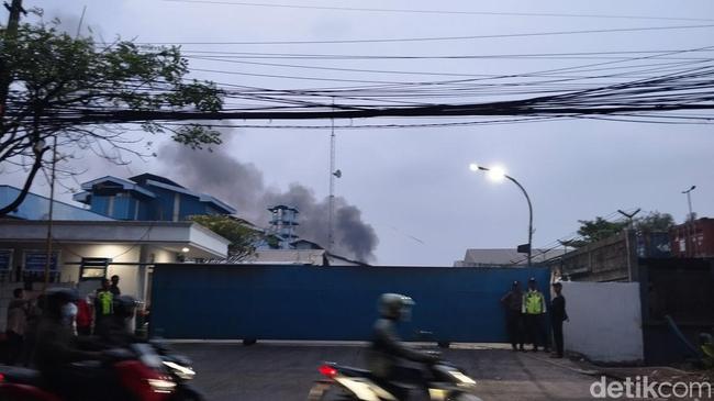 Sudah 12 Jam, Kebakaran Pabrik di Bekasi Belum Padam