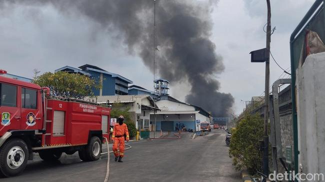 9 Jam Berlalu, Kebakaran Pabrik di Bekasi Belum Padam