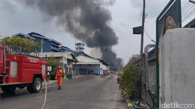 Damkar Ungkap Sejumlah Kendala Padamkan Kebakaran Pabrik di Bekasi