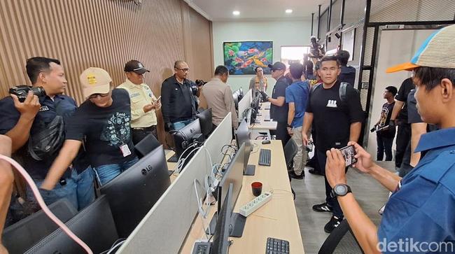 Polda Metro Geledah Kantor Satelit Pegawai Komdigi Tersangka Judi Online